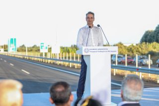 Με ύφος απόλυτης ικανοποίησης ο πρωθυπουργός εκφωνεί λόγο συγκινησιακά φορτισμένο για την παράδοση μέρους του νέου αυτοκινητόδρομου Πατρών-Πύργου